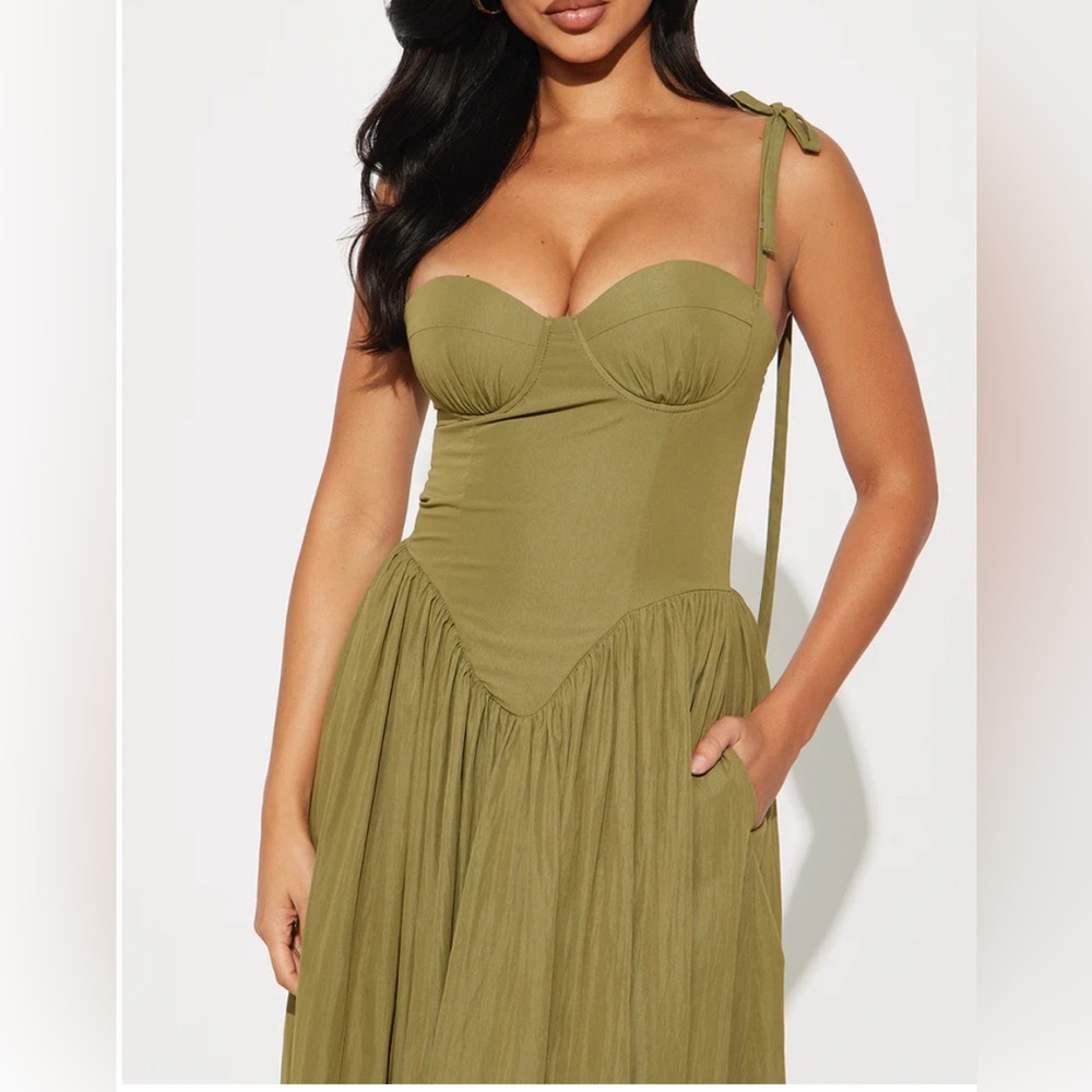 Romantic Flattering Maxi Dress - Picture 3 of 4